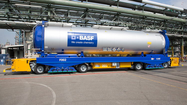AGV with tank container (Photo: BASF)