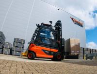 Photo of the automated electric forklift on the company premises of Ostendorf Kunststoffe.